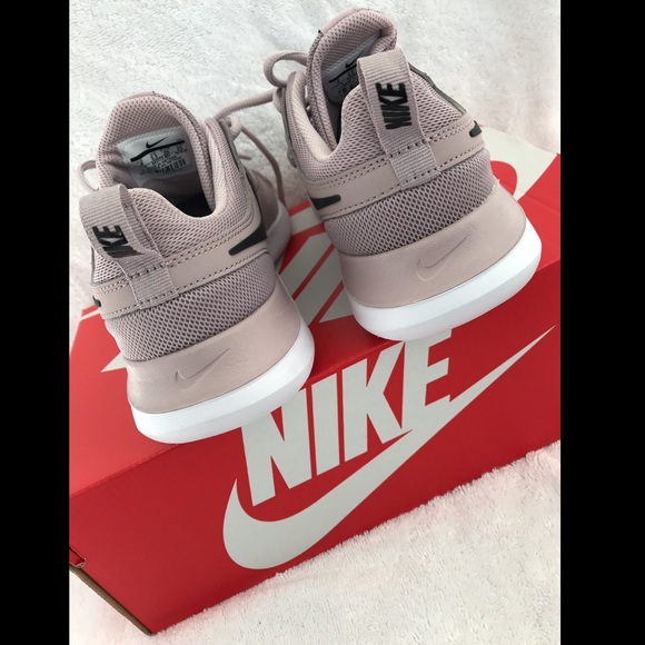 🌸 Women’s Nike shoes 🌸 - Picture 5 of 6